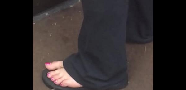  white lady mature candid toes